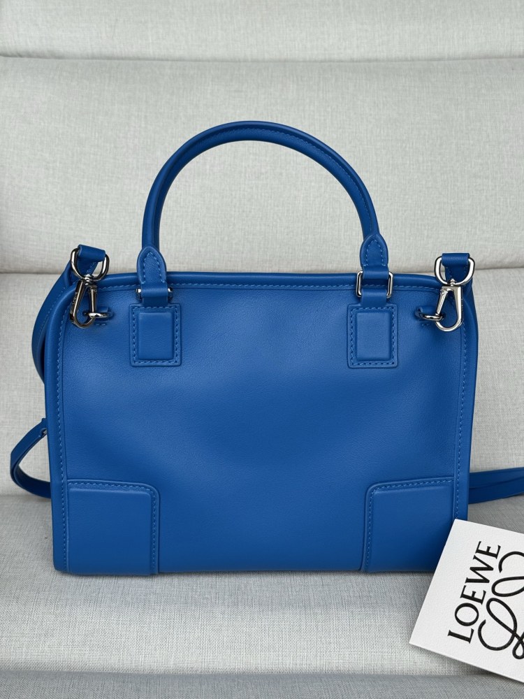 The LOEWE Amazona 180 Mini Bag (in Royal Blue / Sapphire Soft Calfskin) is a brand-new series launched by the house to commemorate its 180th anniversary—and is poised to be a highly sought-after item in 2026.
