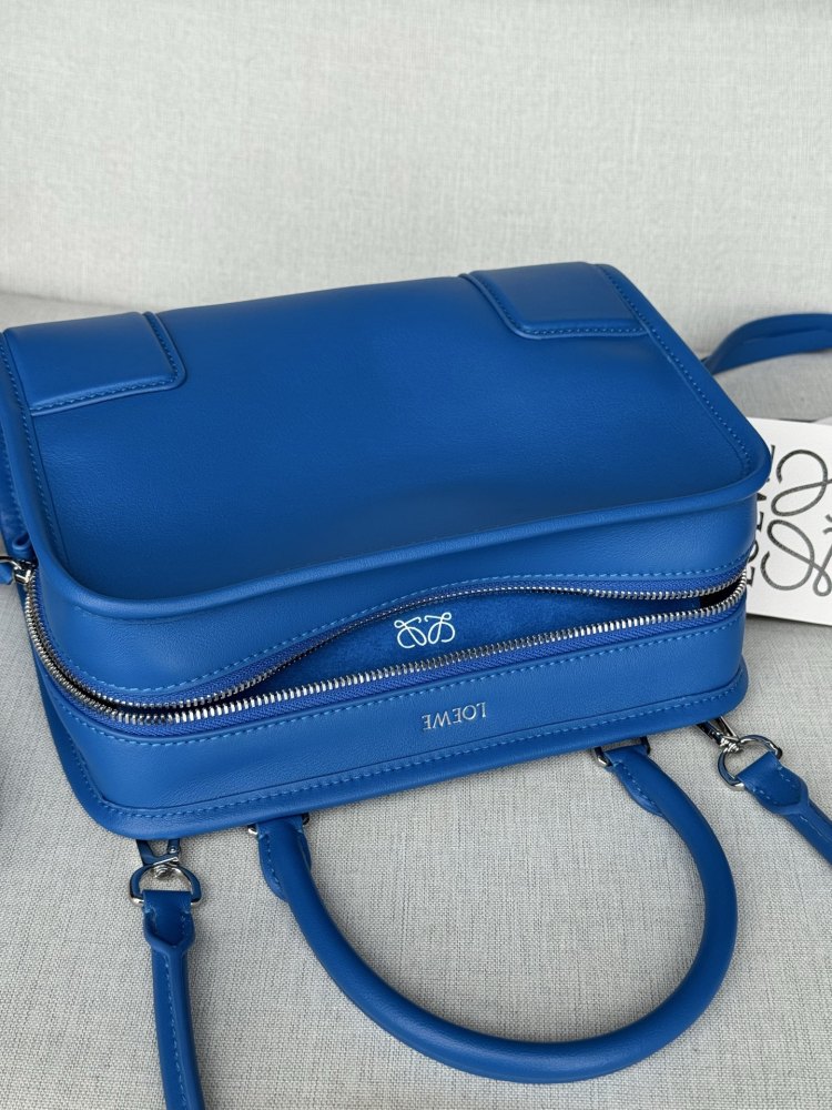 The LOEWE Amazona 180 Mini Bag (in Royal Blue / Sapphire Soft Calfskin) is a brand-new series launched by the house to commemorate its 180th anniversary—and is poised to be a highly sought-after item in 2026.