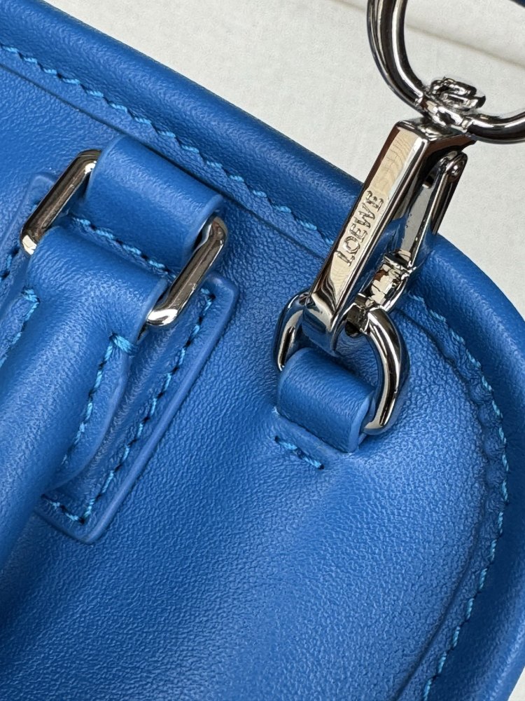 The LOEWE Amazona 180 Mini Bag (in Royal Blue / Sapphire Soft Calfskin) is a brand-new series launched by the house to commemorate its 180th anniversary—and is poised to be a highly sought-after item in 2026.