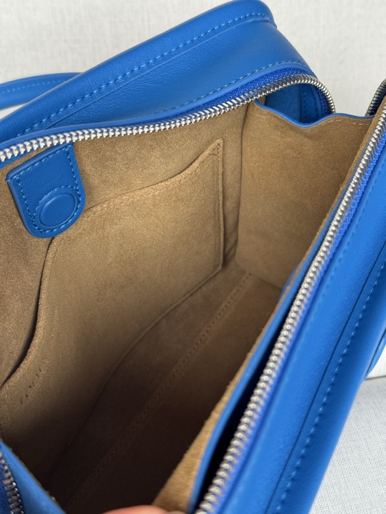 The LOEWE Amazona 180 Mini Bag (in Royal Blue / Sapphire Soft Calfskin) is a brand-new series launched by the house to commemorate its 180th anniversary—and is poised to be a highly sought-after item in 2026.
