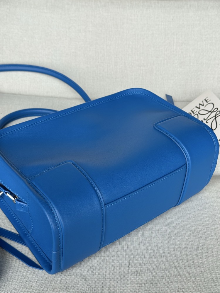 The LOEWE Amazona 180 Mini Bag (in Royal Blue / Sapphire Soft Calfskin) is a brand-new series launched by the house to commemorate its 180th anniversary—and is poised to be a highly sought-after item in 2026.