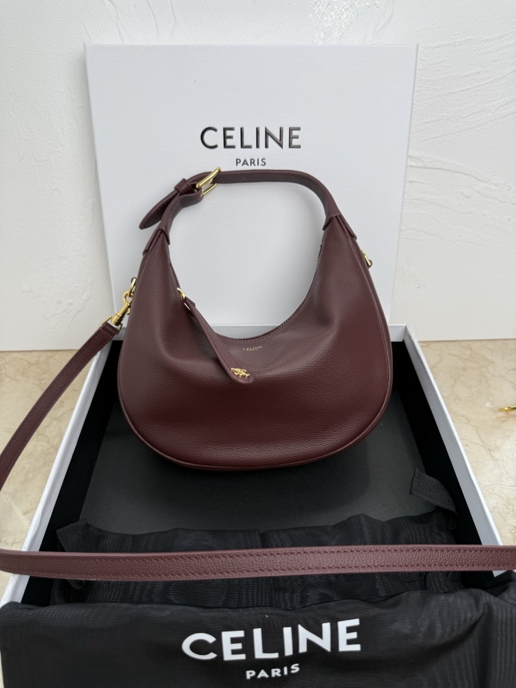 The CELINE Ava series underarm bag (with a detachable shoulder strap), also known as the "crescent bag," is one of the brand's most popular styles in recent years.