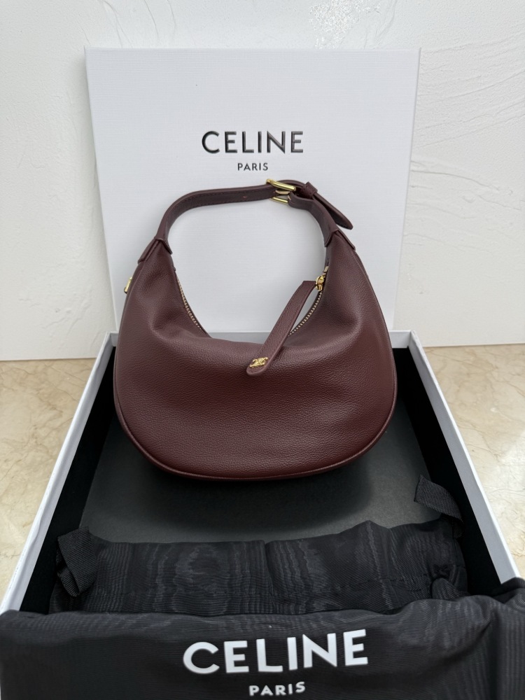 The CELINE Ava series underarm bag (with a detachable shoulder strap), also known as the "crescent bag," is one of the brand's most popular styles in recent years.