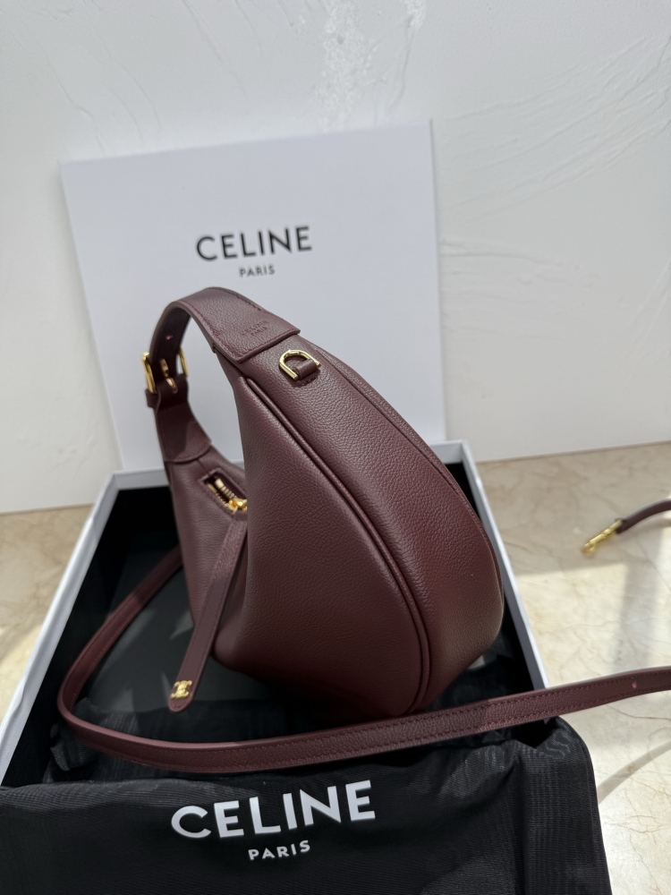 The CELINE Ava series underarm bag (with a detachable shoulder strap), also known as the "crescent bag," is one of the brand's most popular styles in recent years.