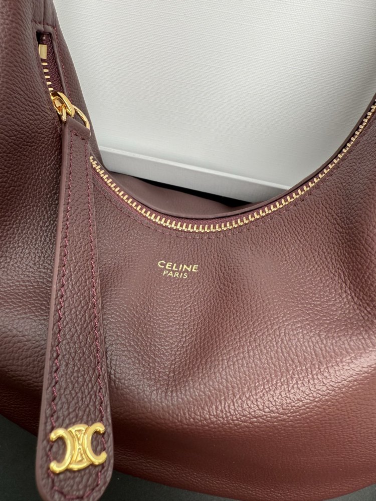 The CELINE Ava series underarm bag (with a detachable shoulder strap), also known as the "crescent bag," is one of the brand's most popular styles in recent years.