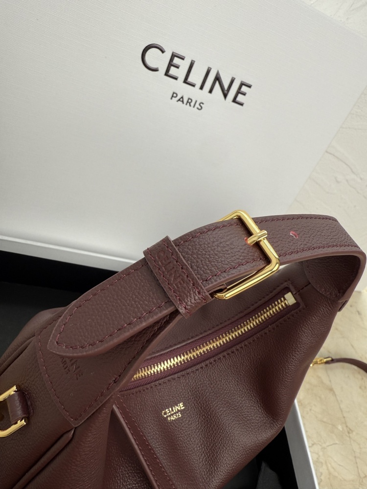 The CELINE Ava series underarm bag (with a detachable shoulder strap), also known as the "crescent bag," is one of the brand's most popular styles in recent years.