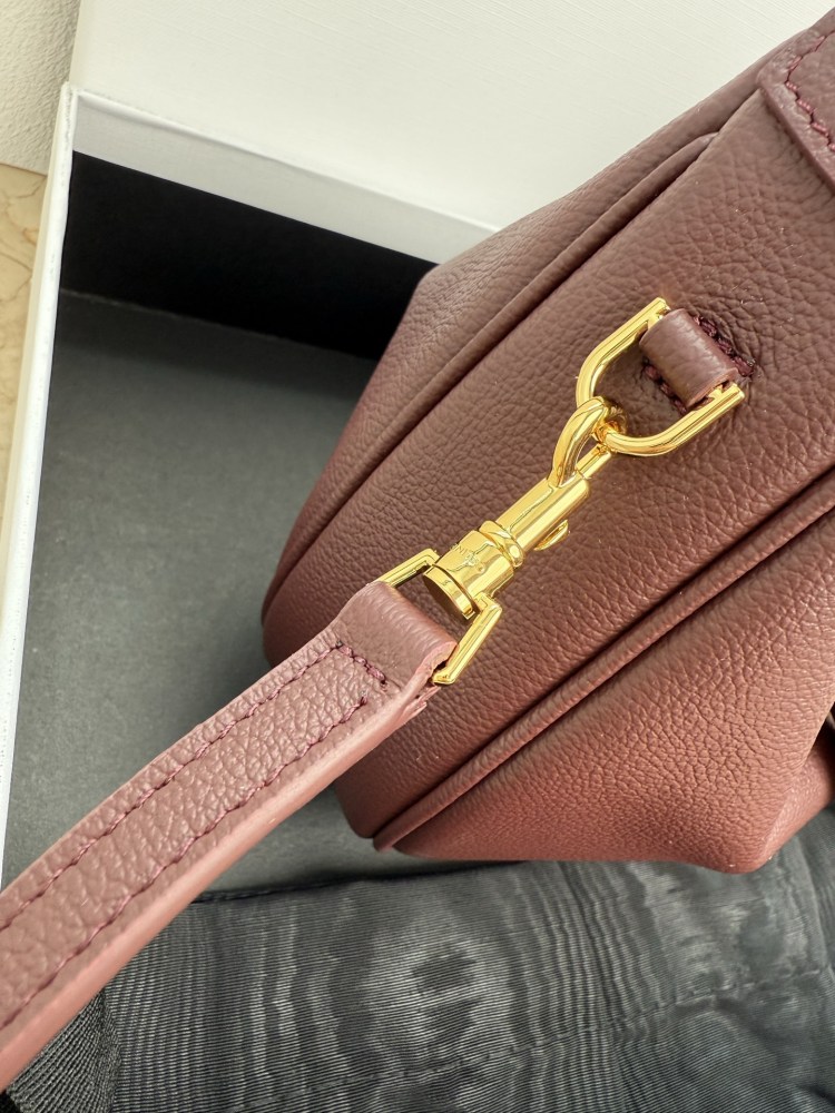 The CELINE Ava series underarm bag (with a detachable shoulder strap), also known as the "crescent bag," is one of the brand's most popular styles in recent years.