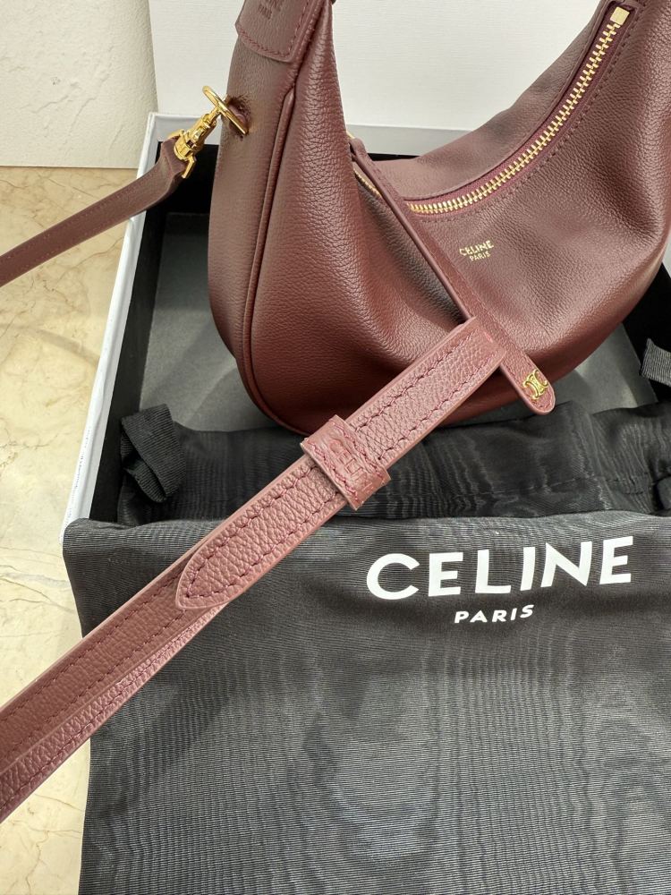 The CELINE Ava series underarm bag (with a detachable shoulder strap), also known as the "crescent bag," is one of the brand's most popular styles in recent years.