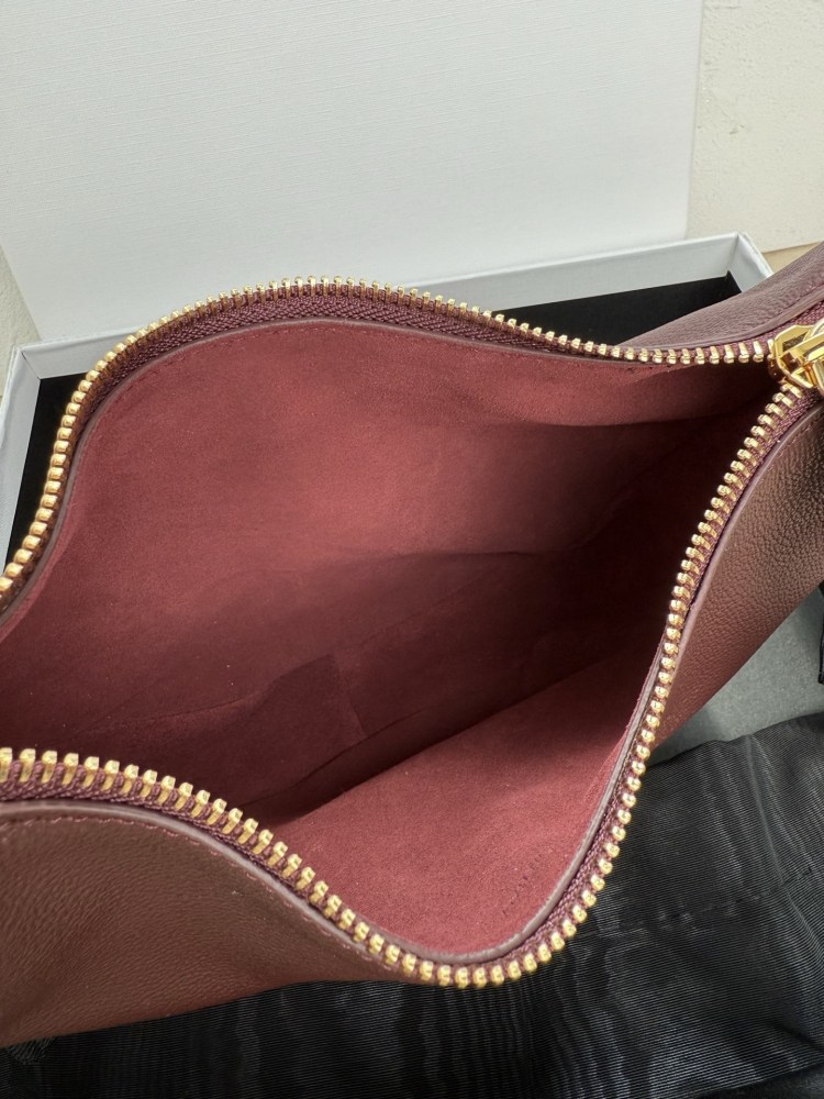 The CELINE Ava series underarm bag (with a detachable shoulder strap), also known as the "crescent bag," is one of the brand's most popular styles in recent years.