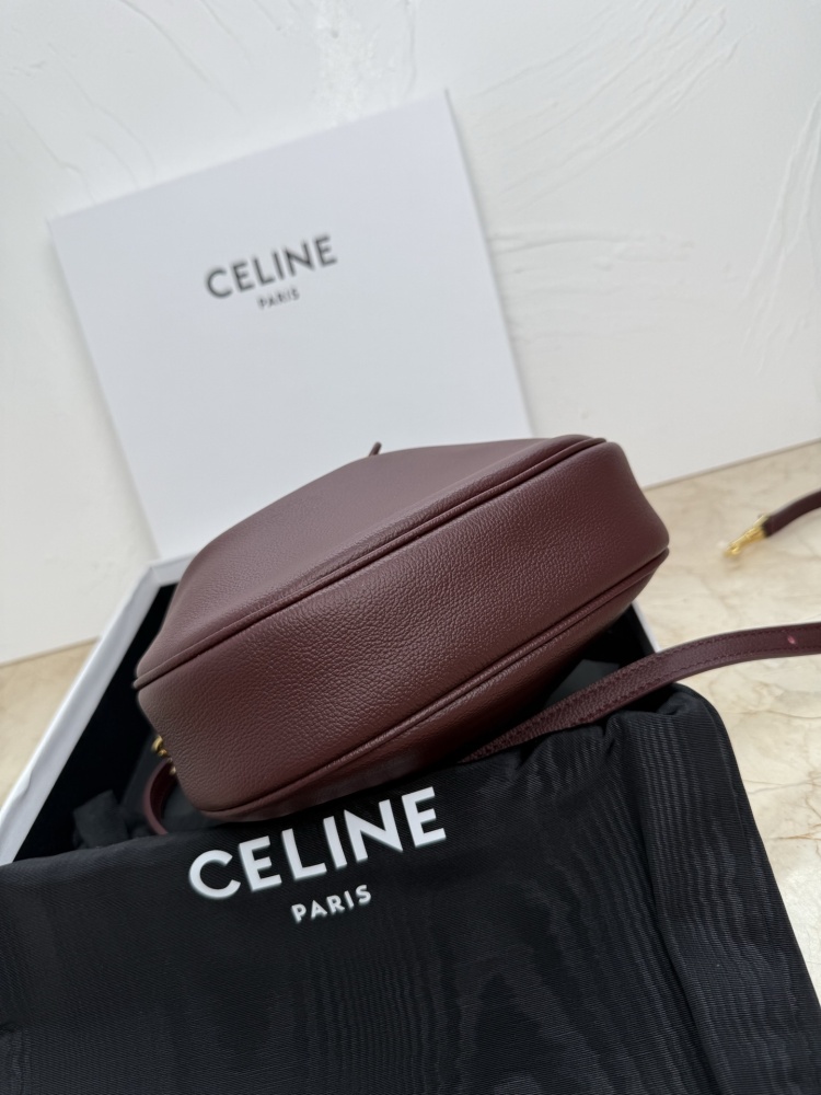 The CELINE Ava series underarm bag (with a detachable shoulder strap), also known as the "crescent bag," is one of the brand's most popular styles in recent years.