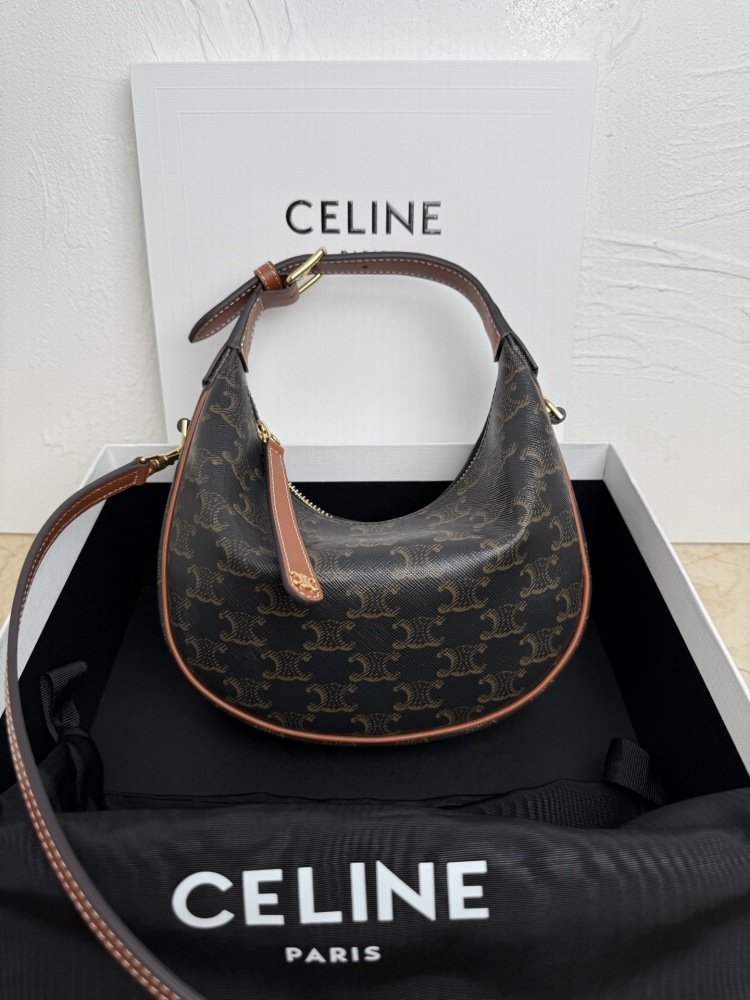The CELINE Ava Triomphe underarm bag (monogram version with a detachable shoulder strap), also known as the "crescent bag" in monogram, is one of CELINE's most popular styles in recent years.