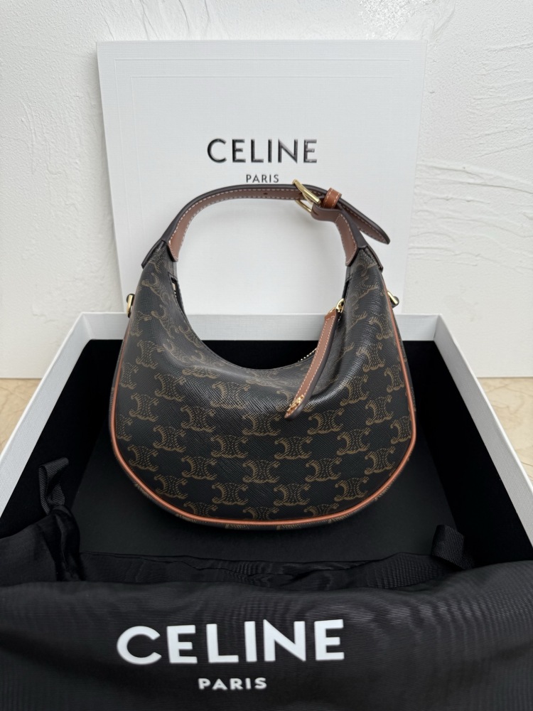 The CELINE Ava Triomphe underarm bag (monogram version with a detachable shoulder strap), also known as the "crescent bag" in monogram, is one of CELINE's most popular styles in recent years.
