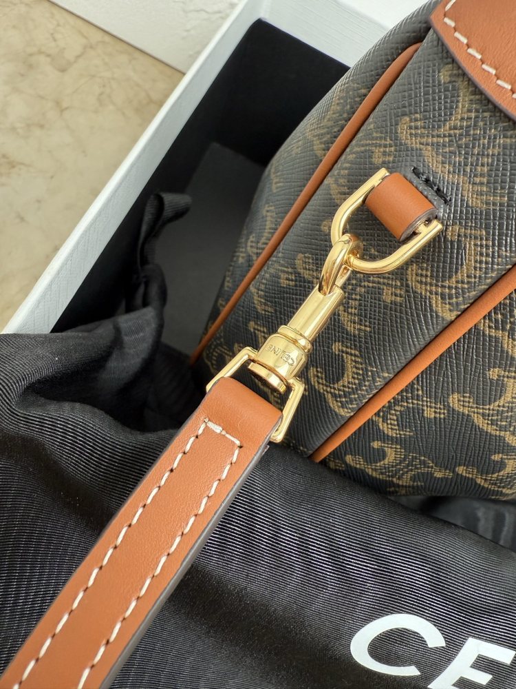 The CELINE Ava Triomphe underarm bag (monogram version with a detachable shoulder strap), also known as the "crescent bag" in monogram, is one of CELINE's most popular styles in recent years.