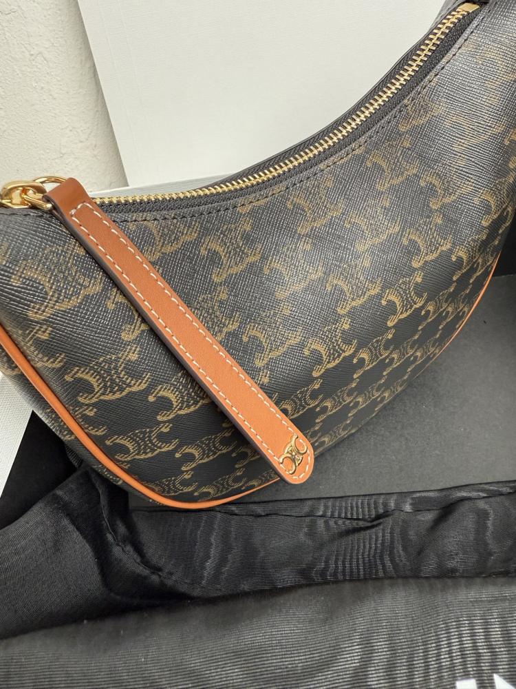 The CELINE Ava Triomphe underarm bag (monogram version with a detachable shoulder strap), also known as the "crescent bag" in monogram, is one of CELINE's most popular styles in recent years.