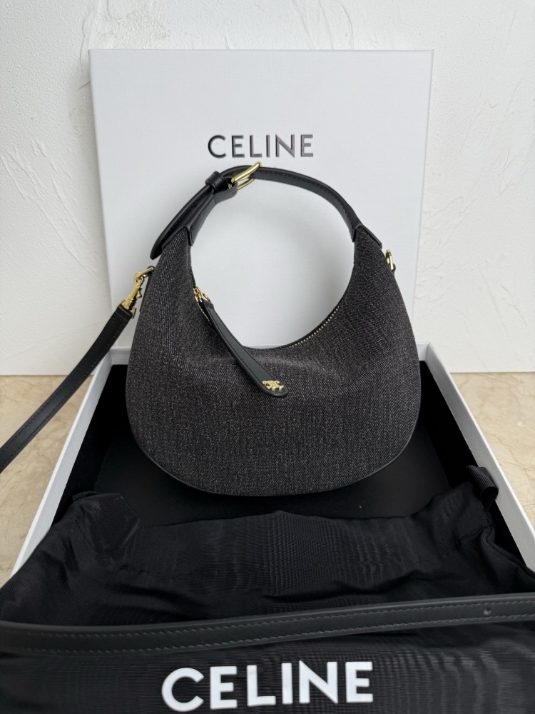 The CELINE Ava series underarm bag (denim/wool version with detachable shoulder strap), also known as the "crescent bag," is a special material version and one of CELINE's most popular styles in recent years.