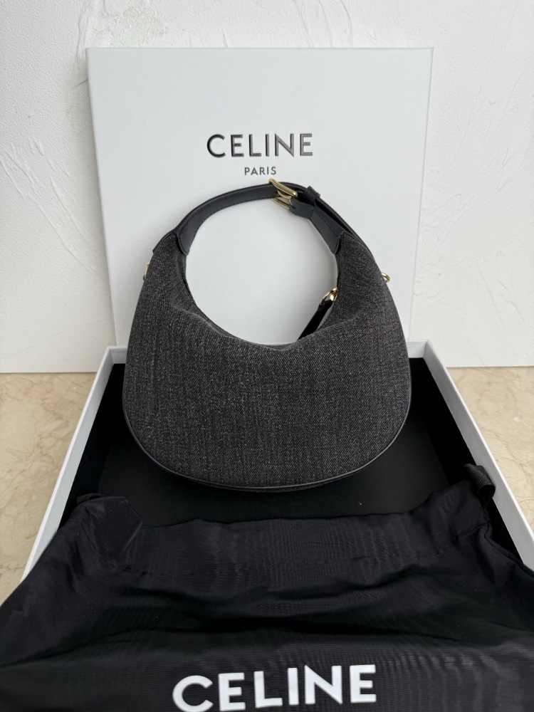 The CELINE Ava series underarm bag (denim/wool version with detachable shoulder strap), also known as the "crescent bag," is a special material version and one of CELINE's most popular styles in recent years.