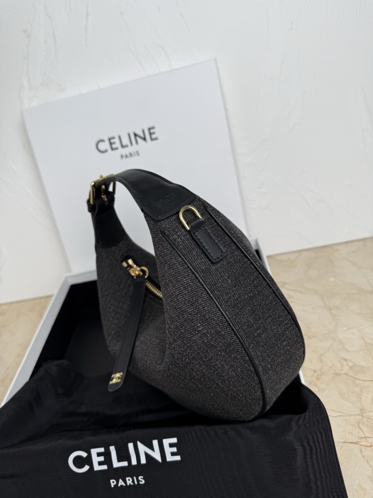 The CELINE Ava series underarm bag (denim/wool version with detachable shoulder strap), also known as the "crescent bag," is a special material version and one of CELINE's most popular styles in recent years.