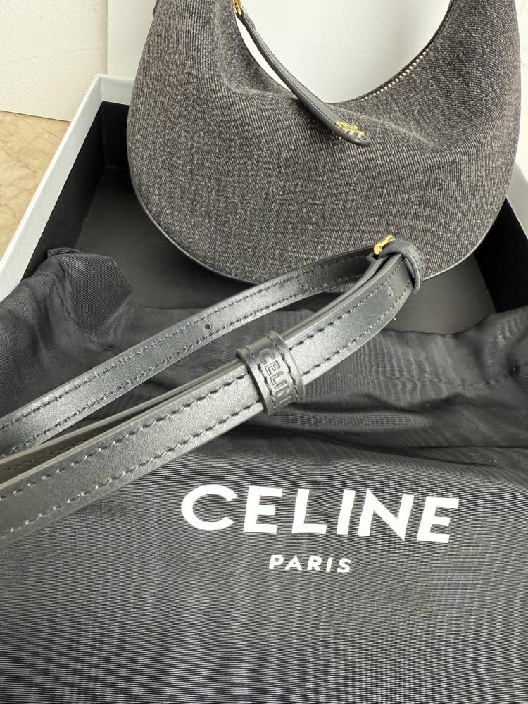 The CELINE Ava series underarm bag (denim/wool version with detachable shoulder strap), also known as the "crescent bag," is a special material version and one of CELINE's most popular styles in recent years.