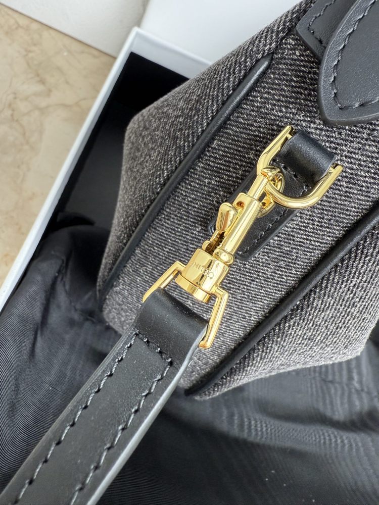 The CELINE Ava series underarm bag (denim/wool version with detachable shoulder strap), also known as the "crescent bag," is a special material version and one of CELINE's most popular styles in recent years.