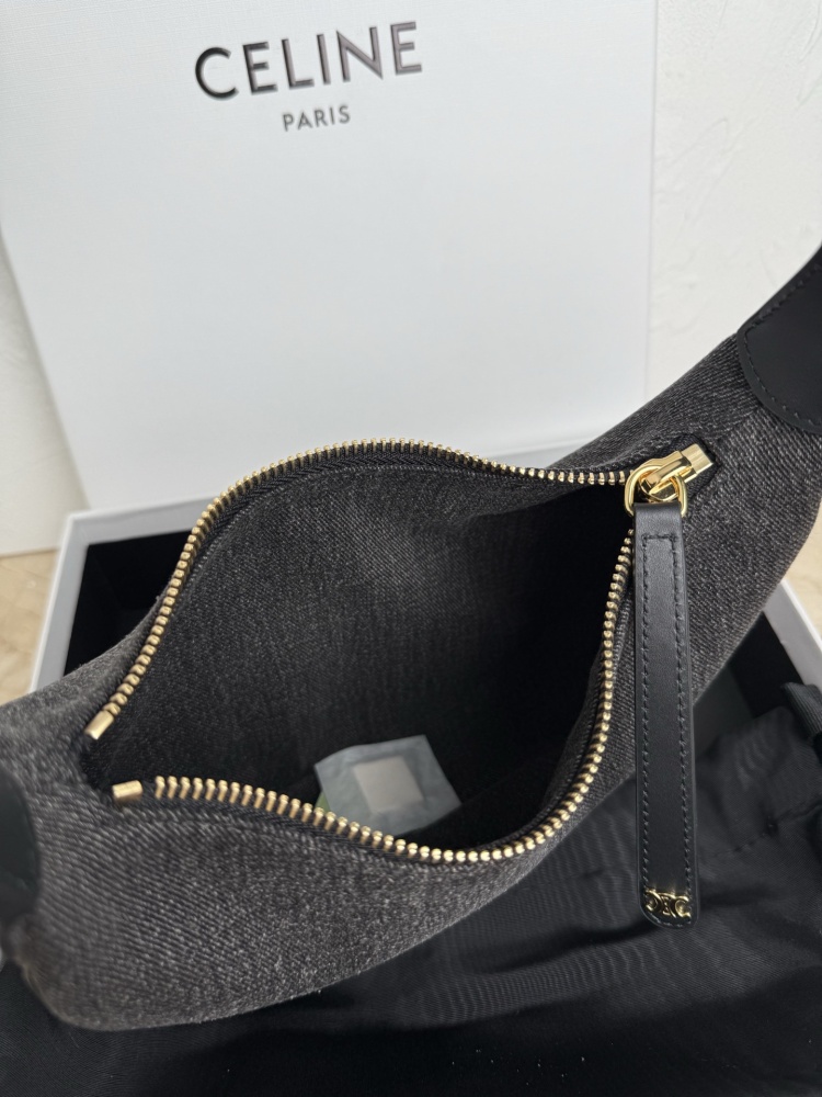 The CELINE Ava series underarm bag (denim/wool version with detachable shoulder strap), also known as the "crescent bag," is a special material version and one of CELINE's most popular styles in recent years.