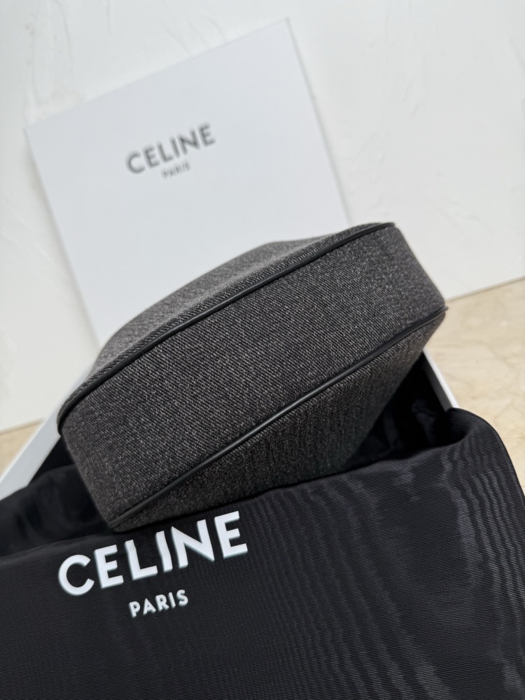 The CELINE Ava series underarm bag (denim/wool version with detachable shoulder strap), also known as the "crescent bag," is a special material version and one of CELINE's most popular styles in recent years.