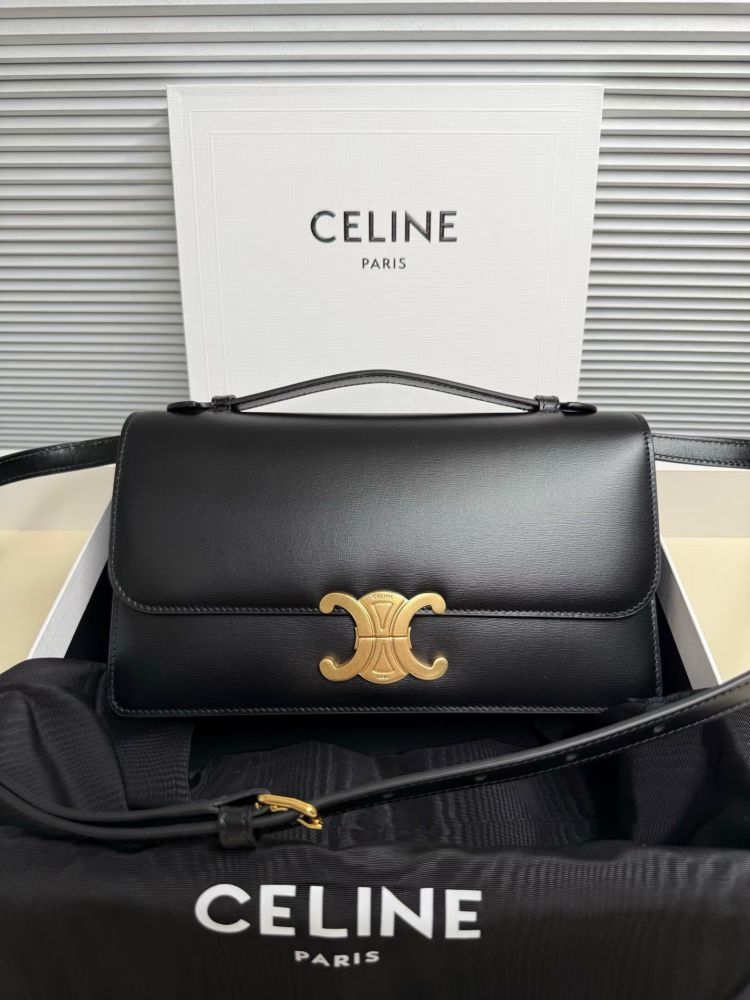 The TEEN-sized handbag (black) from the CELINE Triomphe series, also known as the "baguette bag," is a very popular commuter bag from the brand in recent years.