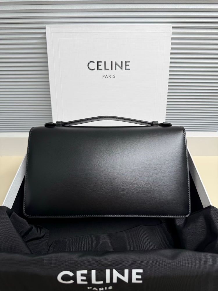 The TEEN-sized handbag (black) from the CELINE Triomphe series, also known as the "baguette bag," is a very popular commuter bag from the brand in recent years.