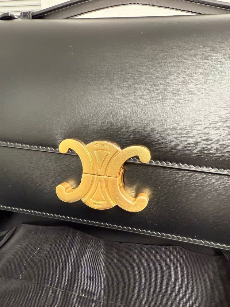 The TEEN-sized handbag (black) from the CELINE Triomphe series, also known as the "baguette bag," is a very popular commuter bag from the brand in recent years.