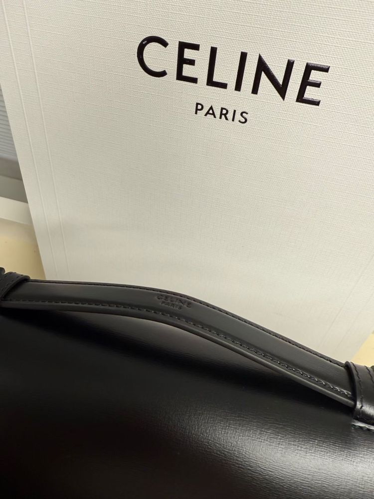 The TEEN-sized handbag (black) from the CELINE Triomphe series, also known as the "baguette bag," is a very popular commuter bag from the brand in recent years.