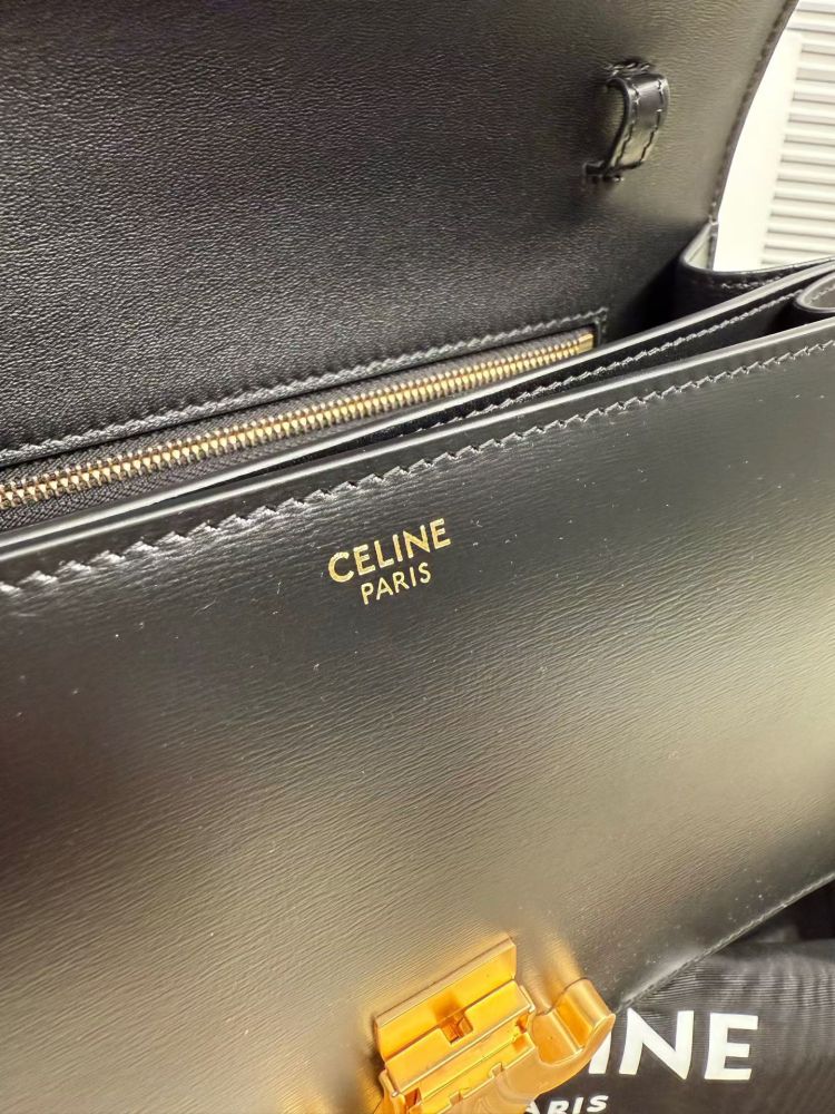 The TEEN-sized handbag (black) from the CELINE Triomphe series, also known as the "baguette bag," is a very popular commuter bag from the brand in recent years.