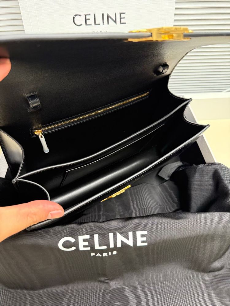 The TEEN-sized handbag (black) from the CELINE Triomphe series, also known as the "baguette bag," is a very popular commuter bag from the brand in recent years.