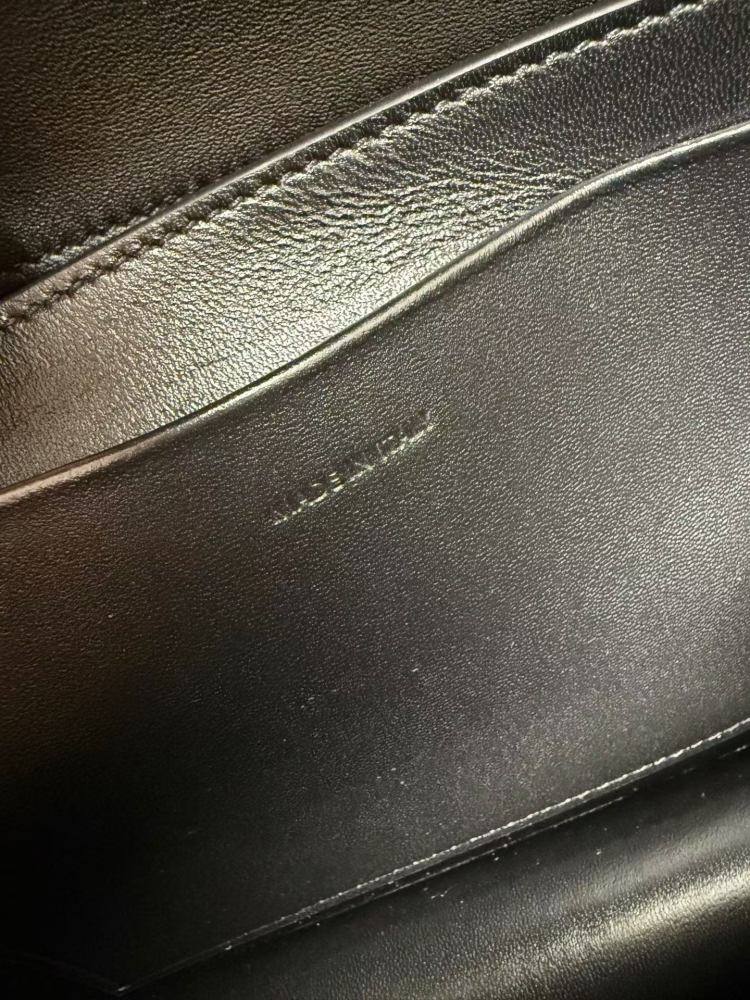 The TEEN-sized handbag (black) from the CELINE Triomphe series, also known as the "baguette bag," is a very popular commuter bag from the brand in recent years.