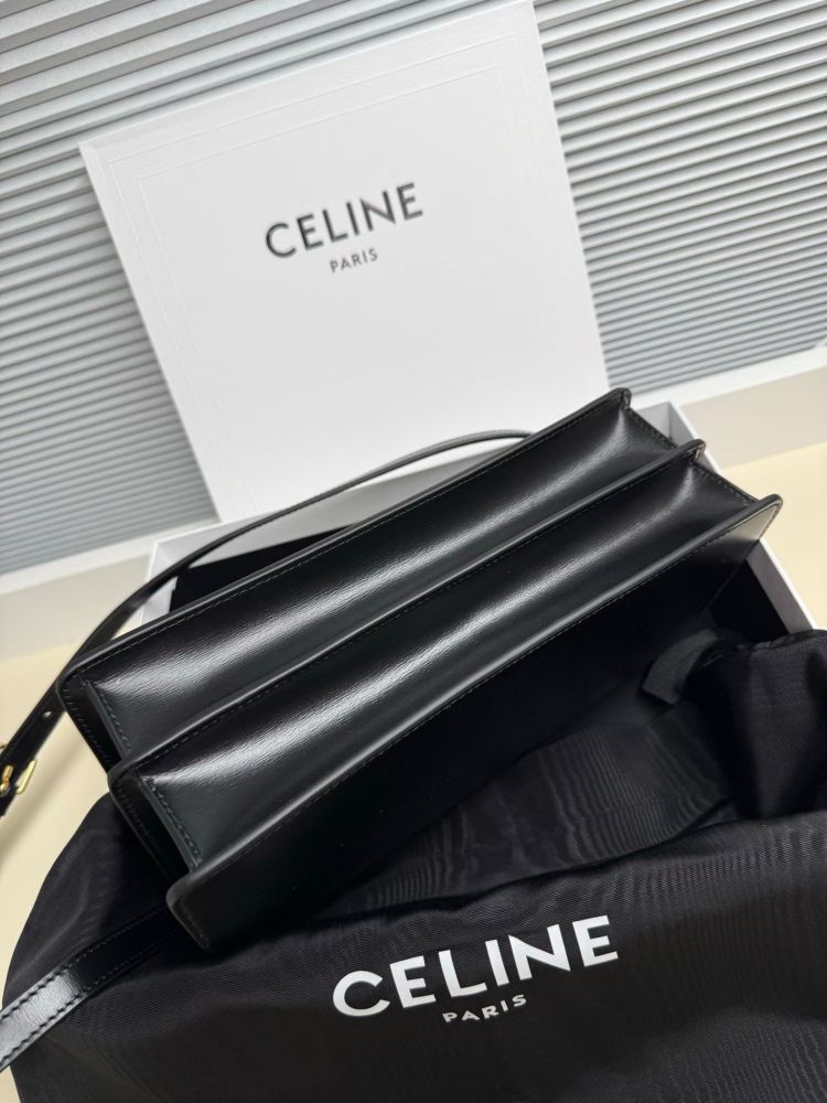 The TEEN-sized handbag (black) from the CELINE Triomphe series, also known as the "baguette bag," is a very popular commuter bag from the brand in recent years.