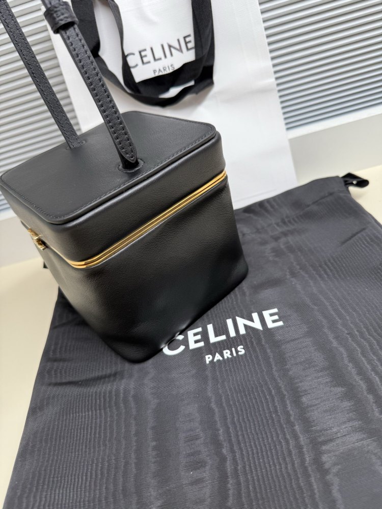 The Vanity cosmetic box bag from CELINE's Triomphe collection is a retro-style mini bag launched by the brand in recent years.