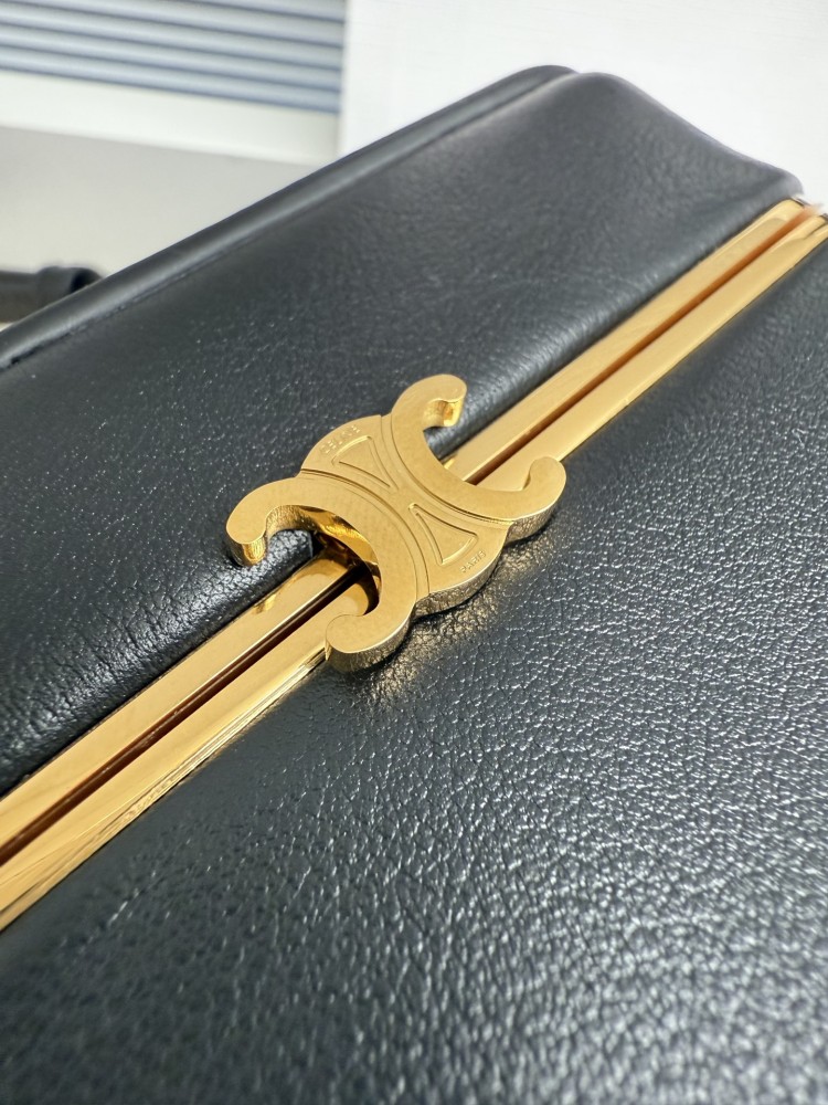 The Vanity cosmetic box bag from CELINE's Triomphe collection is a retro-style mini bag launched by the brand in recent years.