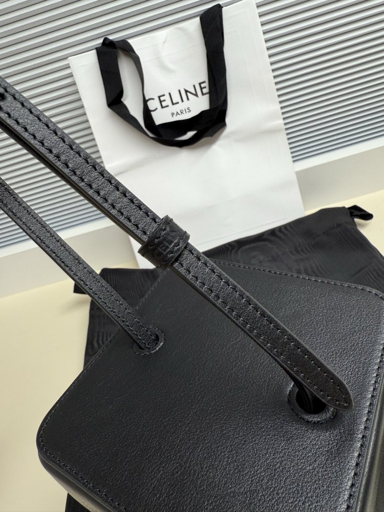 The Vanity cosmetic box bag from CELINE's Triomphe collection is a retro-style mini bag launched by the brand in recent years.