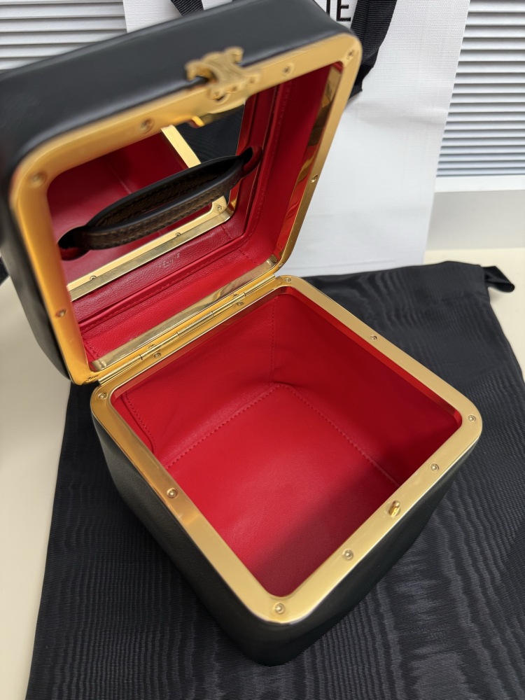 The Vanity cosmetic box bag from CELINE's Triomphe collection is a retro-style mini bag launched by the brand in recent years.