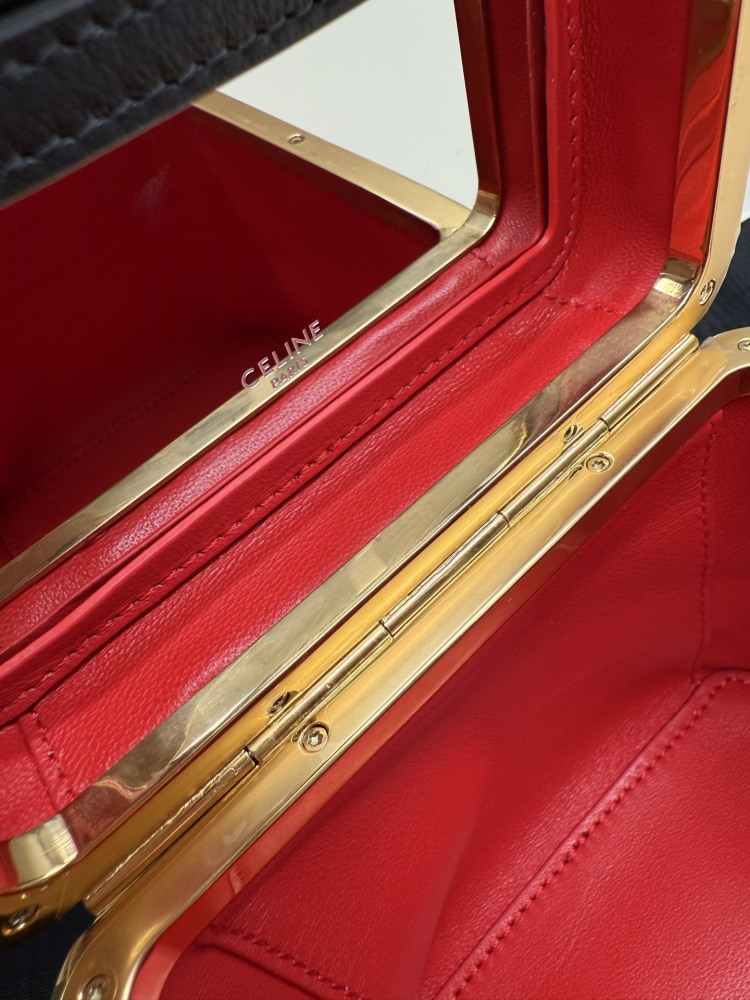 The Vanity cosmetic box bag from CELINE's Triomphe collection is a retro-style mini bag launched by the brand in recent years.