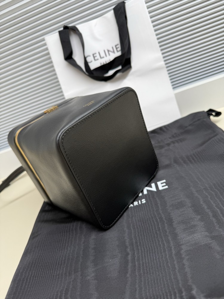 The Vanity cosmetic box bag from CELINE's Triomphe collection is a retro-style mini bag launched by the brand in recent years.