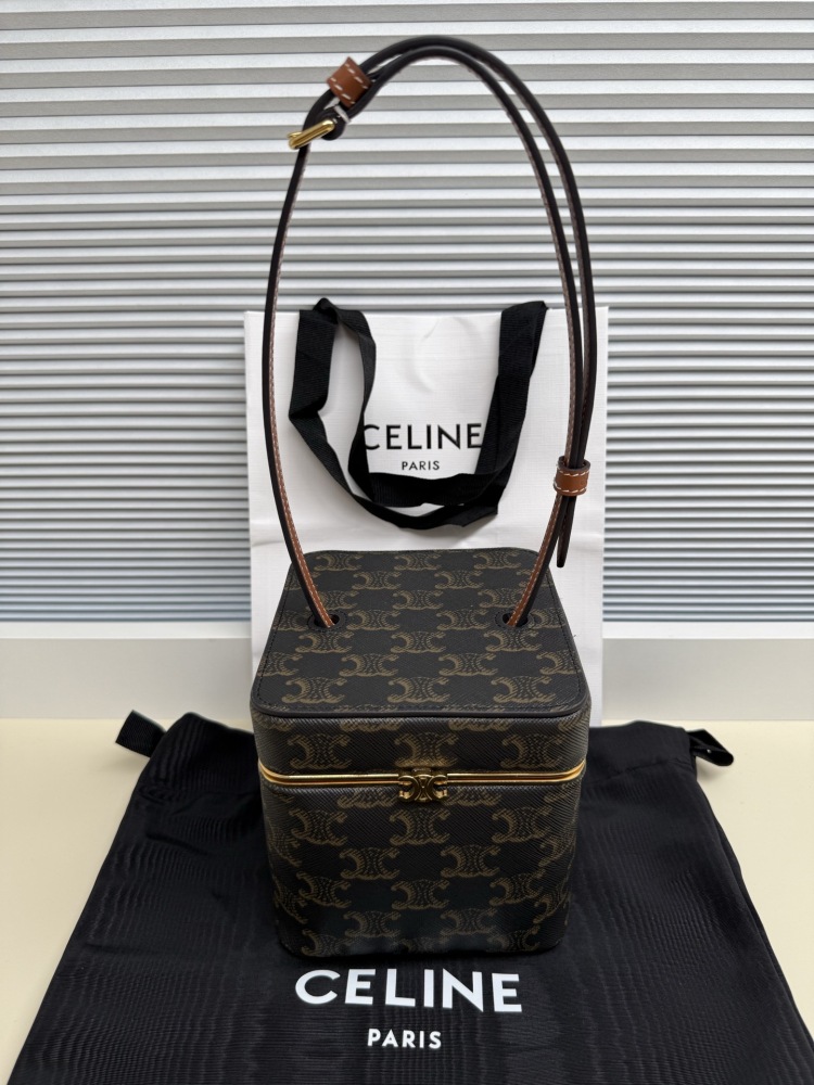 The CELINE Triomphe Vanity cosmetic box bag (monogram version) is a retro-style mini bag launched by the brand in recent years.