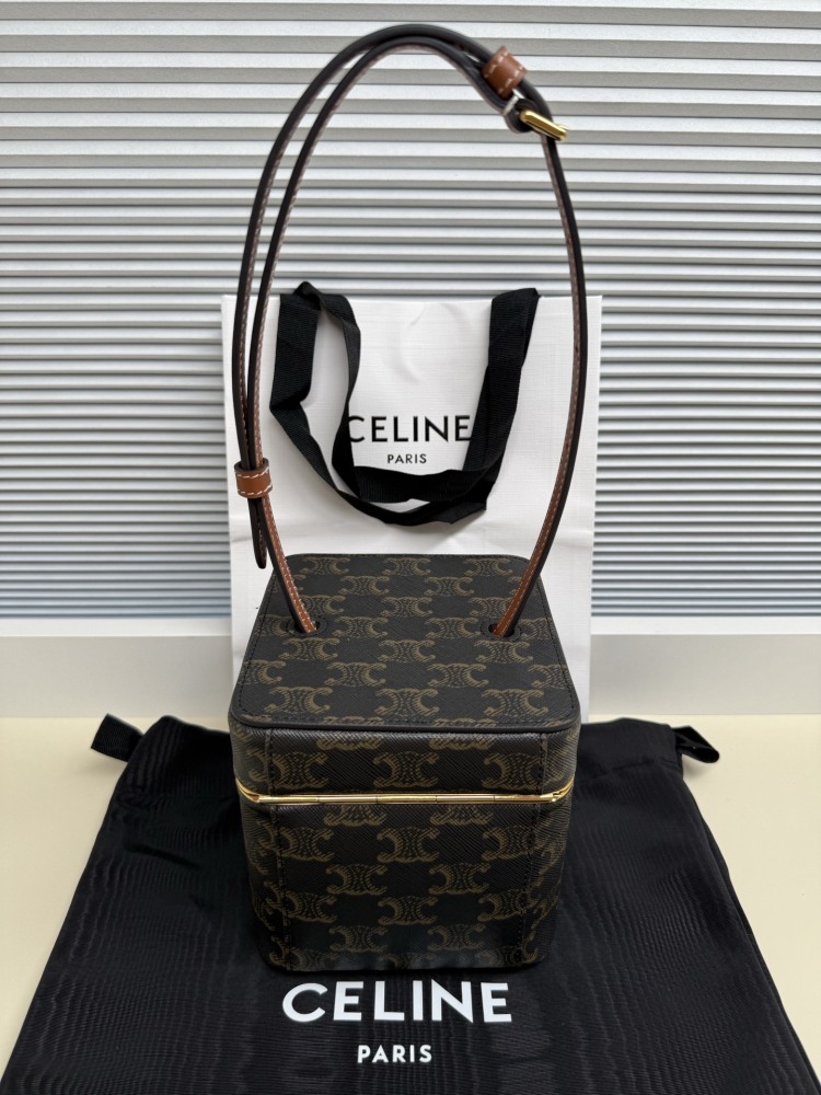 The CELINE Triomphe Vanity cosmetic box bag (monogram version) is a retro-style mini bag launched by the brand in recent years.