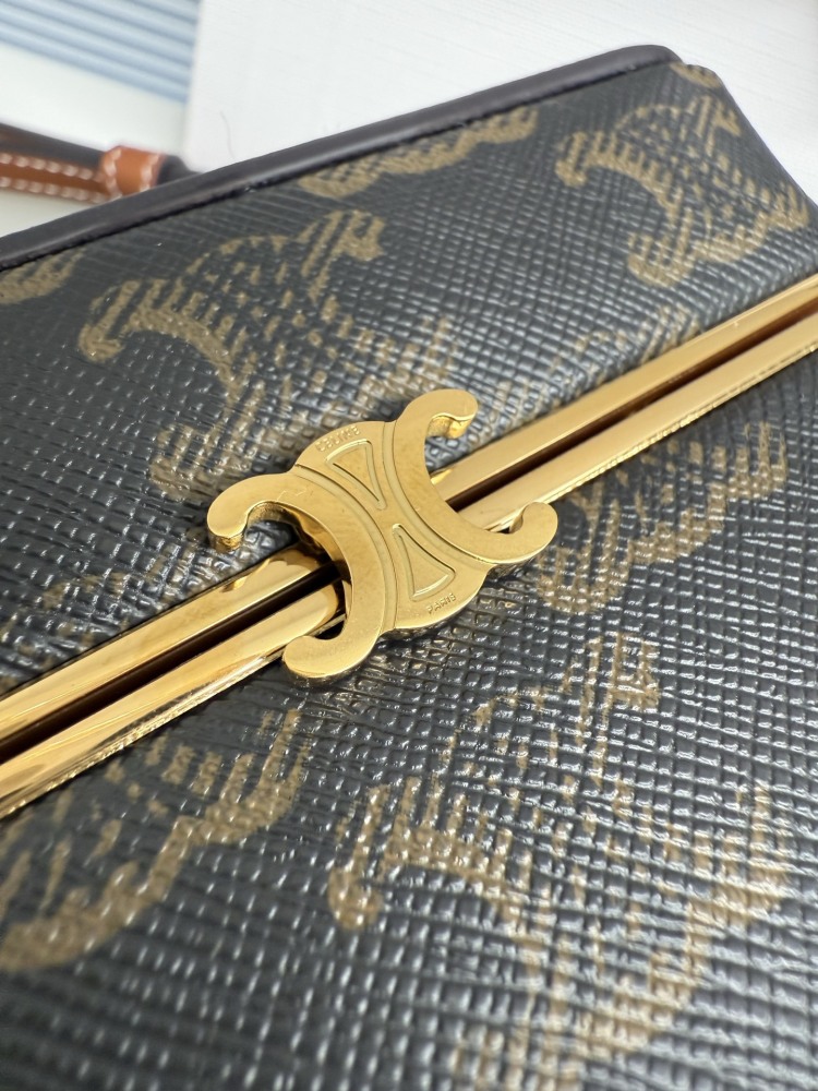 The CELINE Triomphe Vanity cosmetic box bag (monogram version) is a retro-style mini bag launched by the brand in recent years.