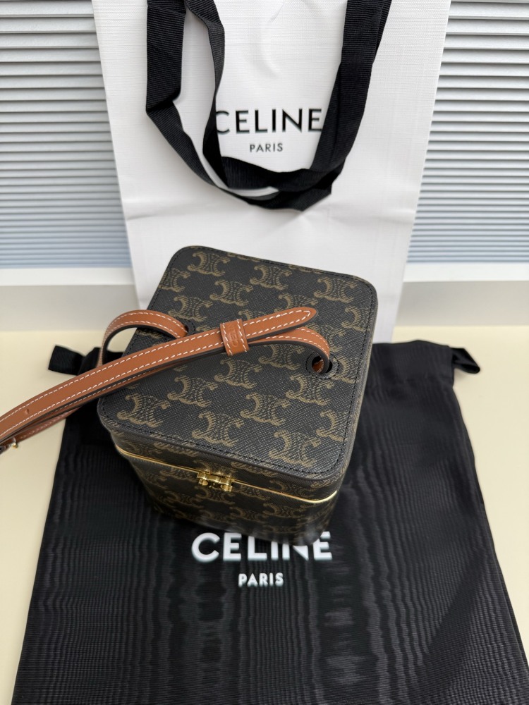 The CELINE Triomphe Vanity cosmetic box bag (monogram version) is a retro-style mini bag launched by the brand in recent years.