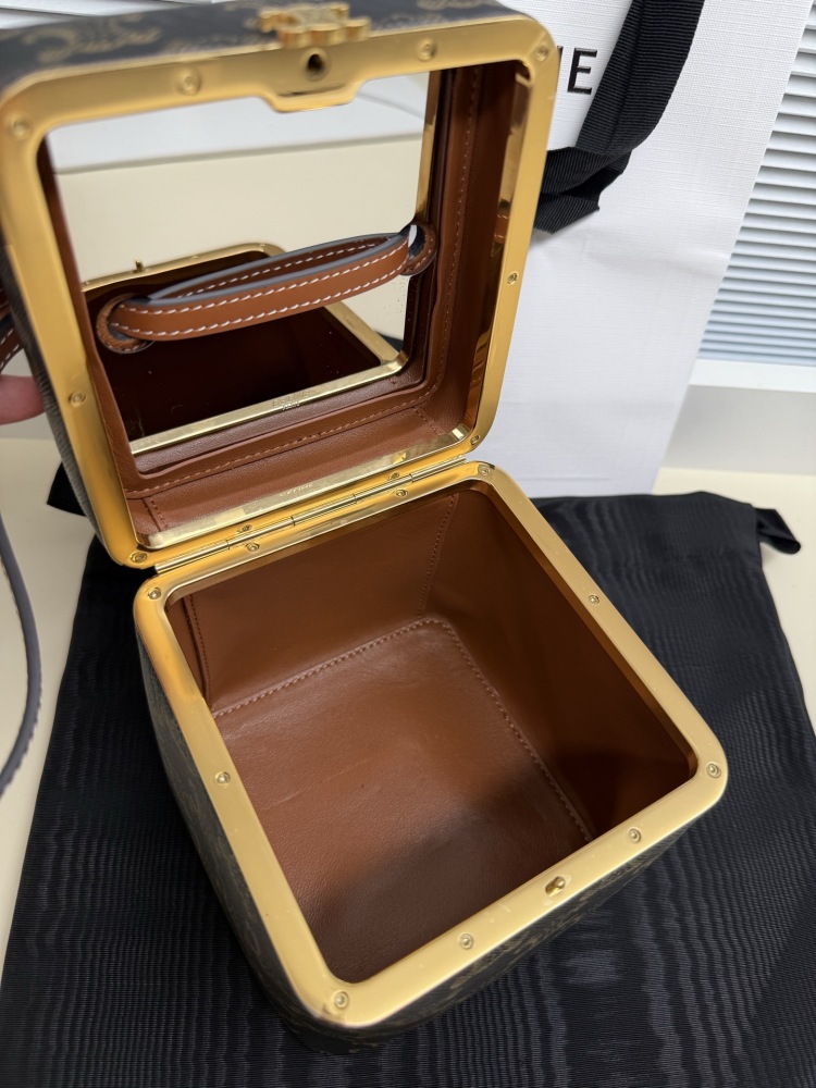 The CELINE Triomphe Vanity cosmetic box bag (monogram version) is a retro-style mini bag launched by the brand in recent years.