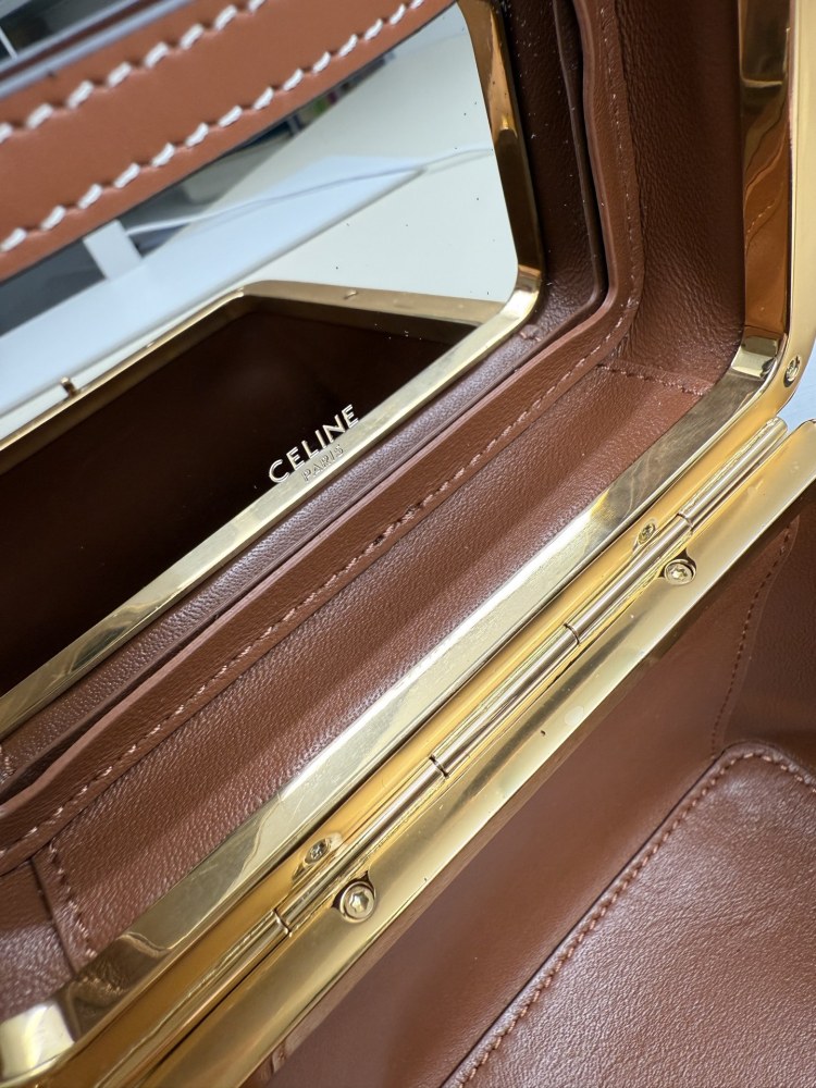 The CELINE Triomphe Vanity cosmetic box bag (monogram version) is a retro-style mini bag launched by the brand in recent years.