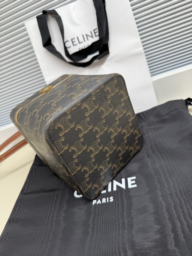 The CELINE Triomphe Vanity cosmetic box bag (monogram version) is a retro-style mini bag launched by the brand in recent years.