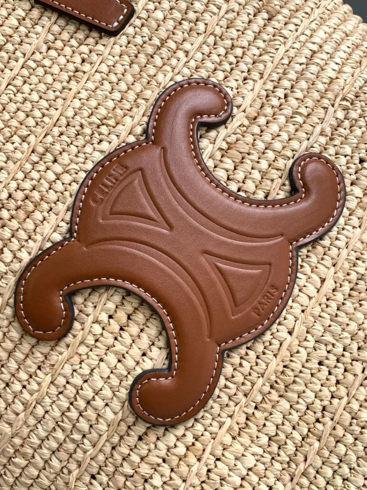 The CELINE Triomphe straw tote bag is a popular resort-style item from the brand's Spring/Summer collection.  ✨ Key Highlights Analysis