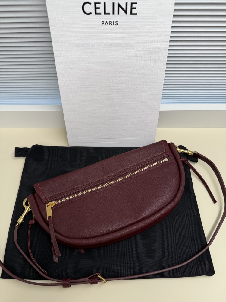 The CELINE Triomphe Ava shoulder bag (burgundy), also known as the "crescent bag," is one of CELINE's most popular styles in recent years.