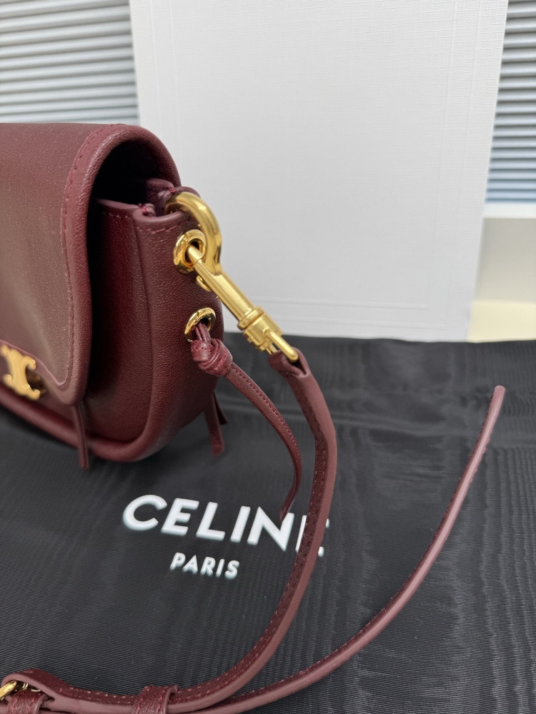 The CELINE Triomphe Ava shoulder bag (burgundy), also known as the "crescent bag," is one of CELINE's most popular styles in recent years.