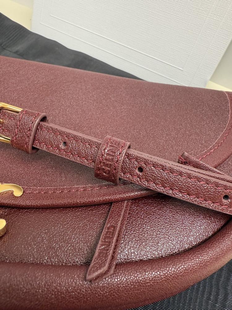 The CELINE Triomphe Ava shoulder bag (burgundy), also known as the "crescent bag," is one of CELINE's most popular styles in recent years.